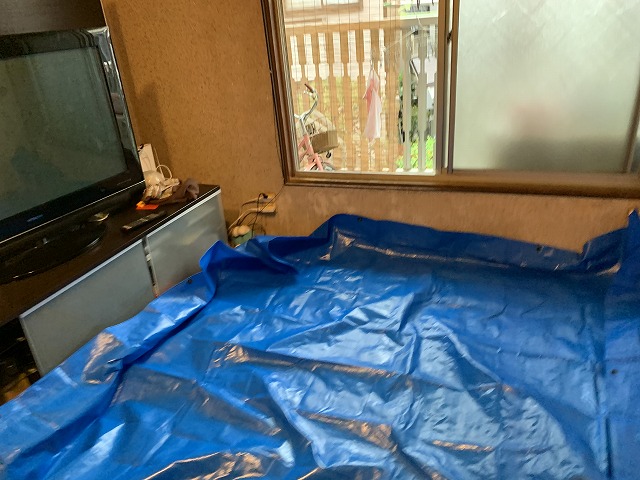 雨漏り応急処置でブルーシートを敷いた室内