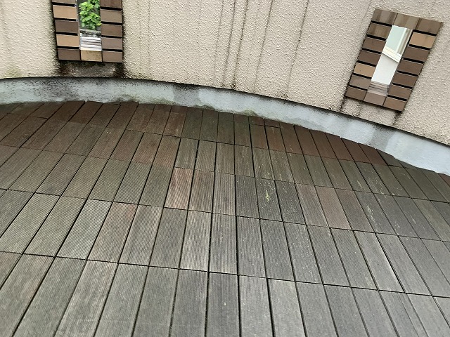 ルーフバルコニーの床面